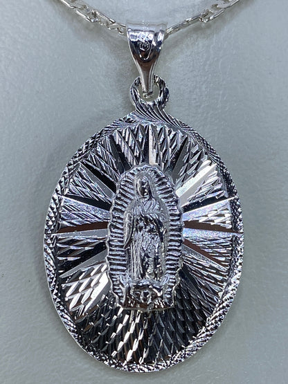 Virgen de Guadalupe en relieve martillado a mano, detalle del rostro y manto