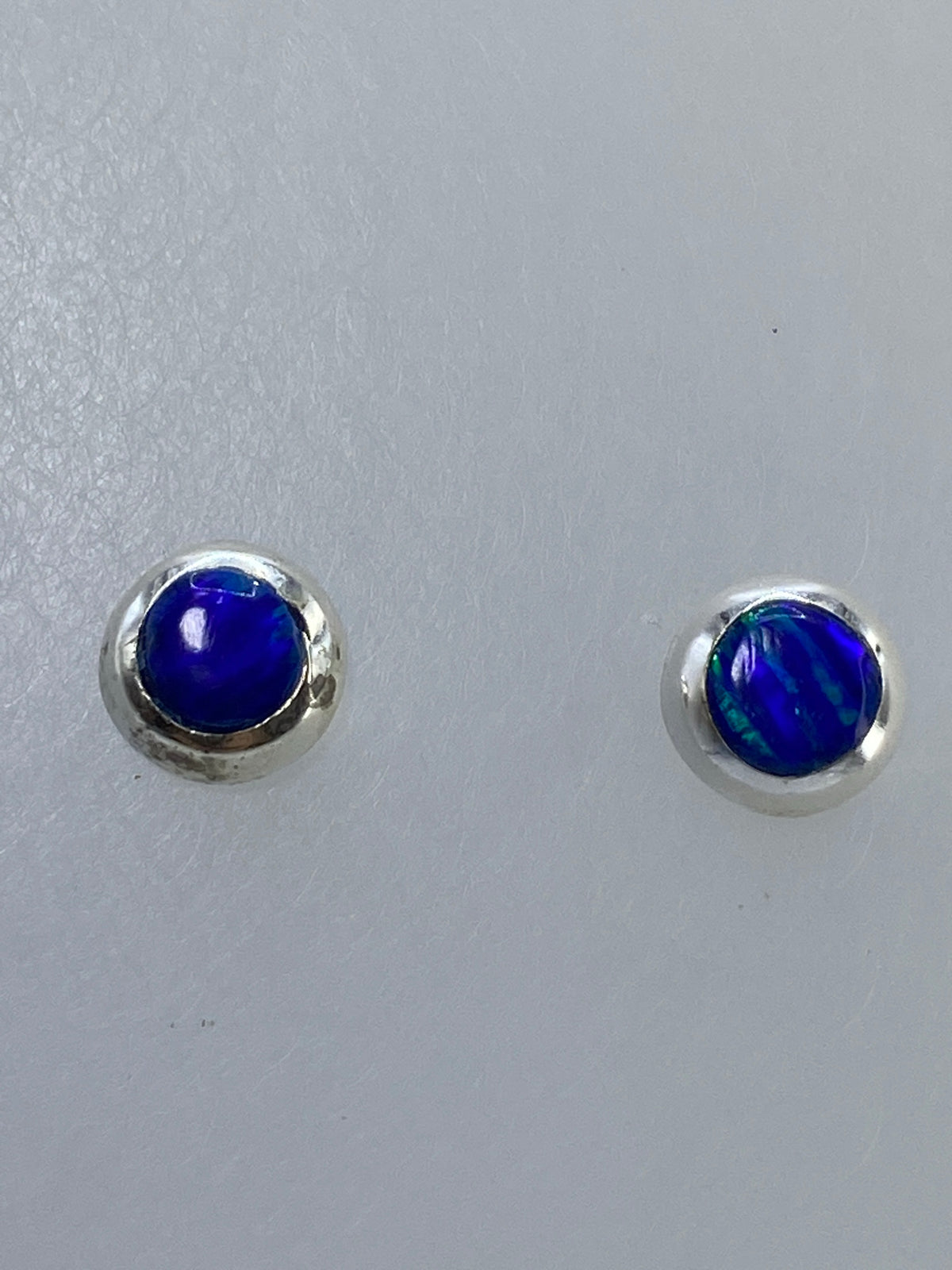 Par de aretes de plata con ópalo de fuego multicolor engastado a mano