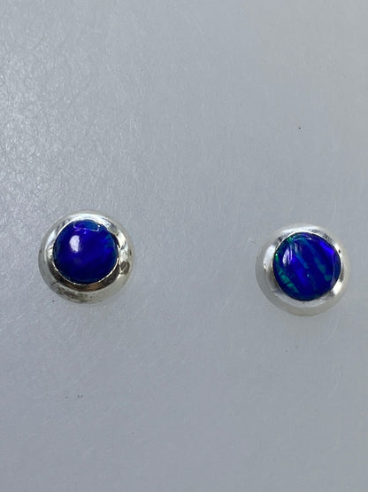 Par de aretes de plata con ópalo de fuego multicolor engastado a mano