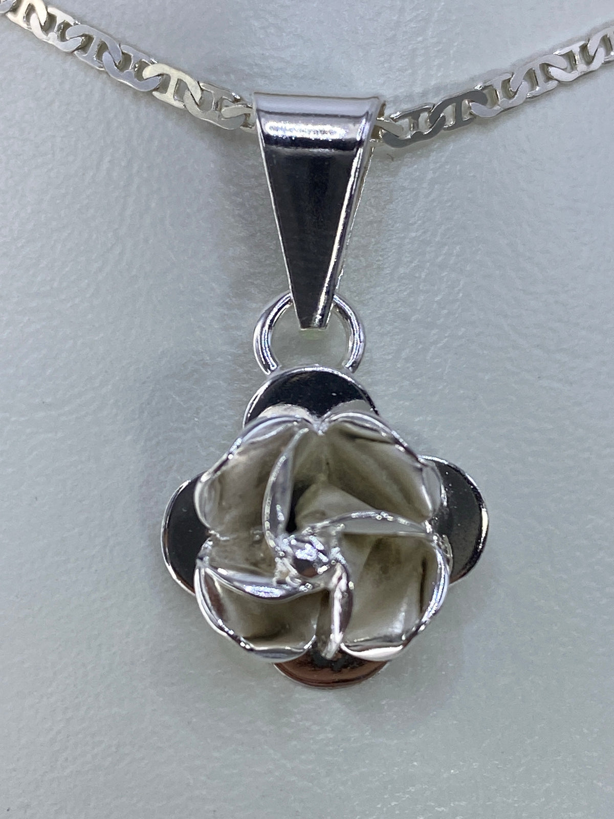Dije floral de plata 925 repujado a mano, 3 cm, en cadena plateada