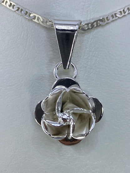 Dije floral de plata 925 repujado a mano, 3 cm, en cadena plateada