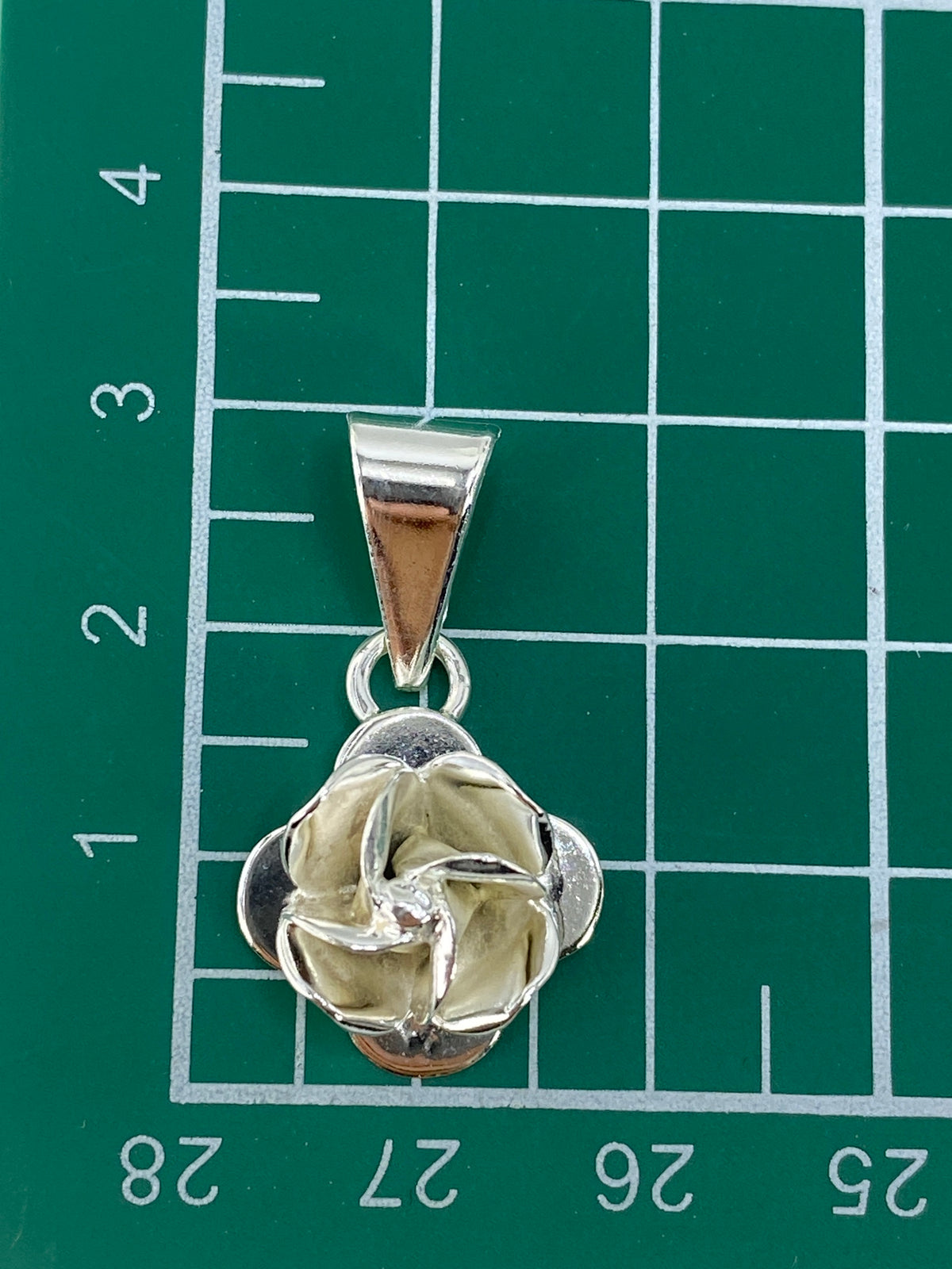 Reverso del dije con el Quinto 925 grabado y el acabado pulido de la plata