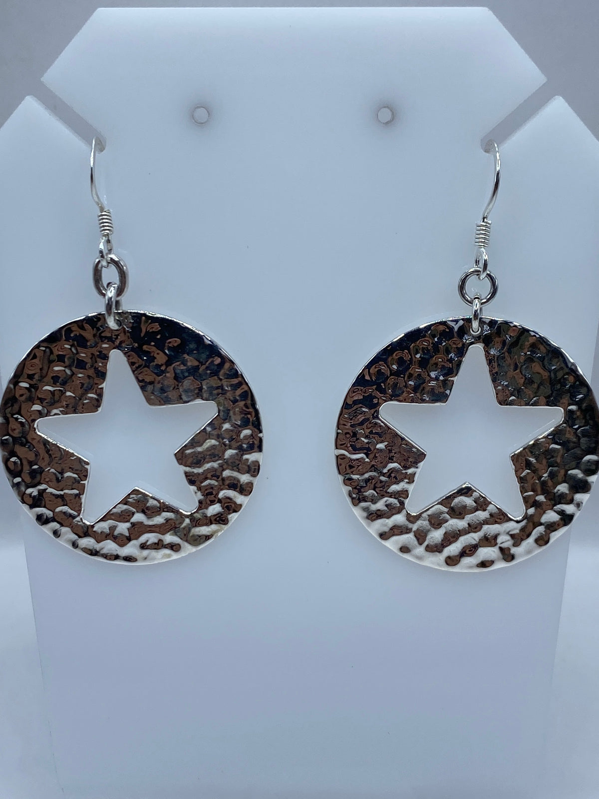 Detalle de la textura granulada del repujado en los aretes de plata 925