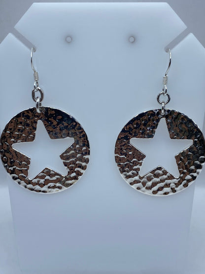 Detalle de la textura granulada del repujado en los aretes de plata 925