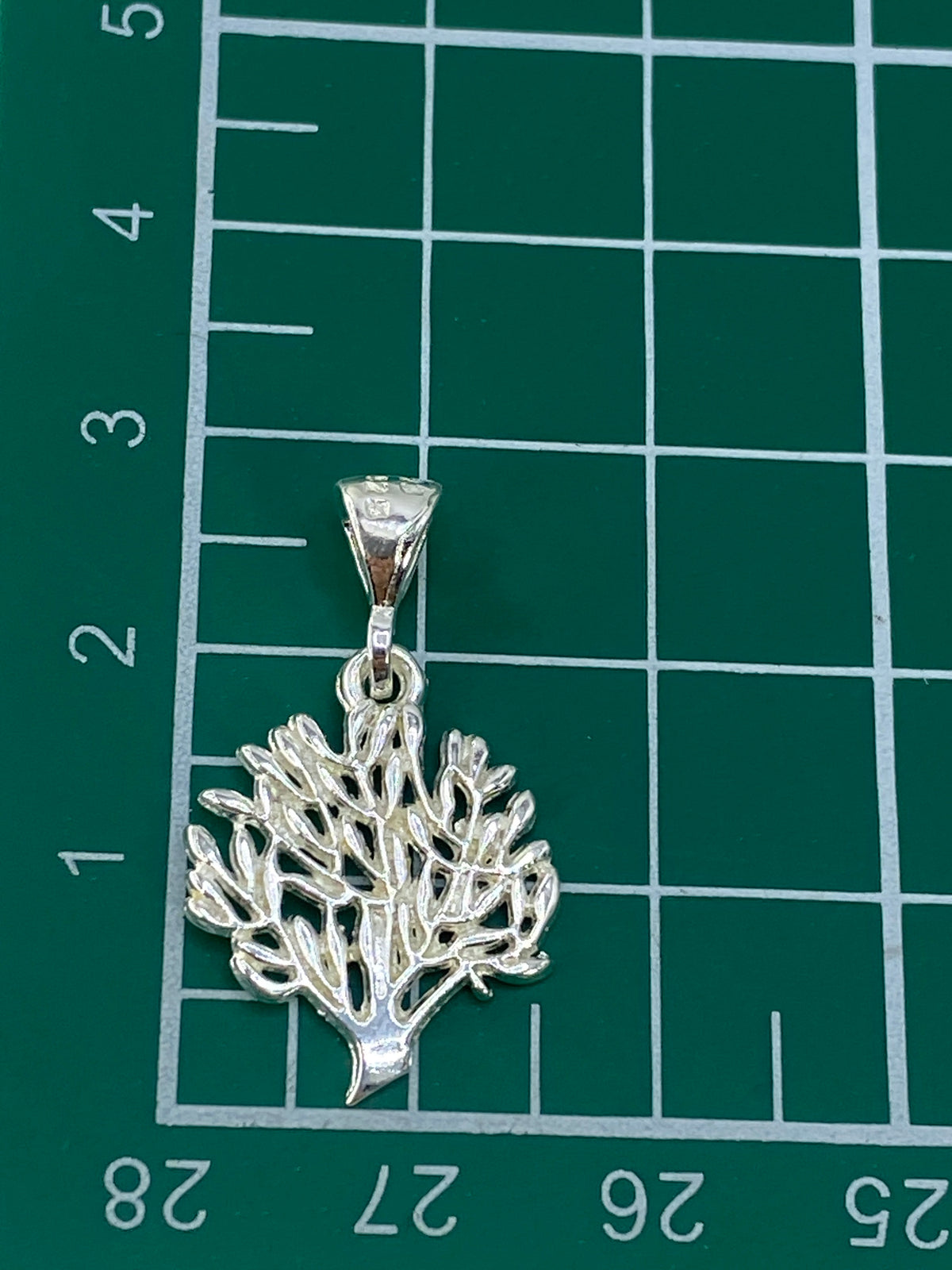 Detalle del reverso del dije de calado, mostrando el Quinto 925 grabado