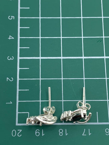 Aretes de plata engastados a mano, detalle lateral con postes