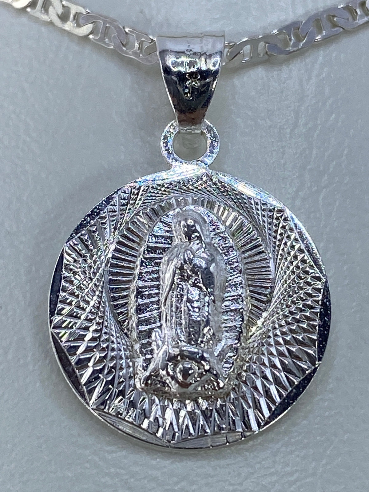 Detalle del relieve repujado de la Virgen de Guadalupe rodeada de mandorla de rayos