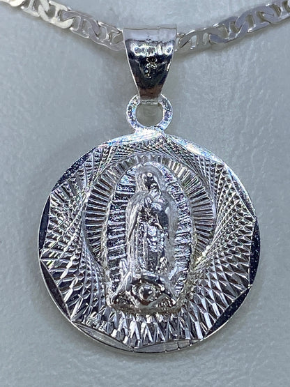 Detalle del relieve repujado de la Virgen de Guadalupe rodeada de mandorla de rayos