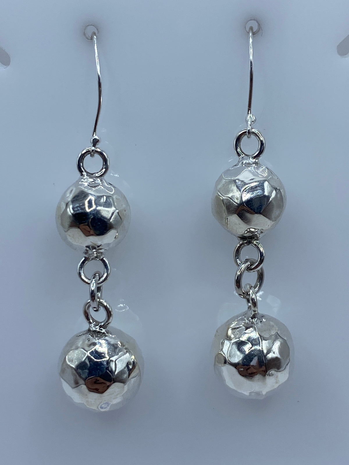 Par de aretes de plata con esferas facetadas y pulido espejo en acabado brillante