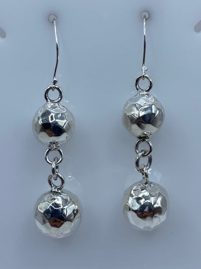 Par de aretes de plata con esferas facetadas y pulido espejo en acabado brillante
