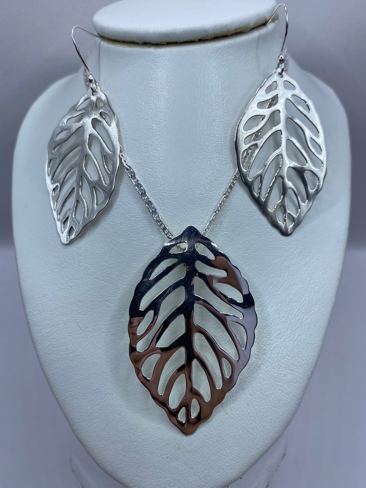 Detalle del diseño de hojas recortadas en plata 925, mostrando la precisión del calado