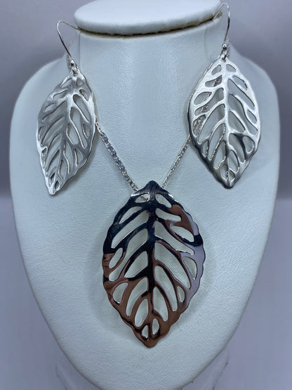 Detalle del diseño de hojas recortadas en plata 925, mostrando la precisión del calado