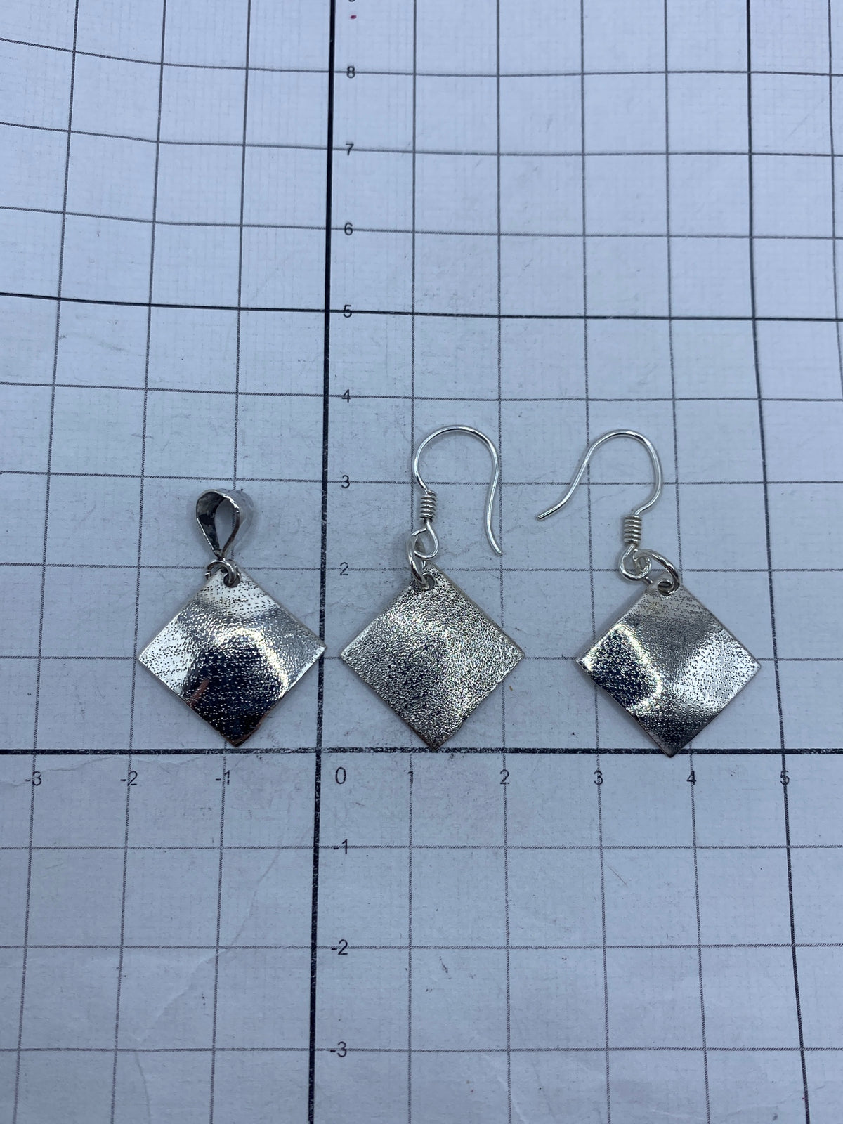Medida de los aretes de plata repujados de 3.6 cm en regla, mostrando proporción
