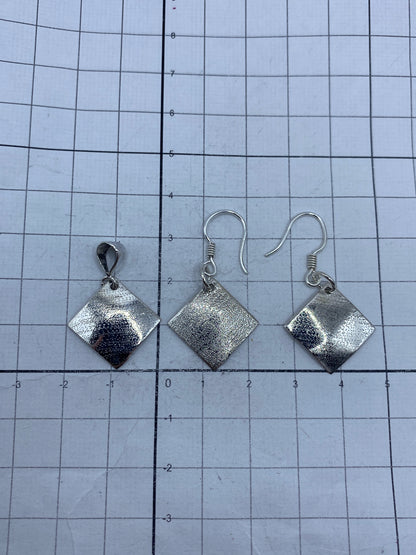 Medida de los aretes de plata repujados de 3.6 cm en regla, mostrando proporción
