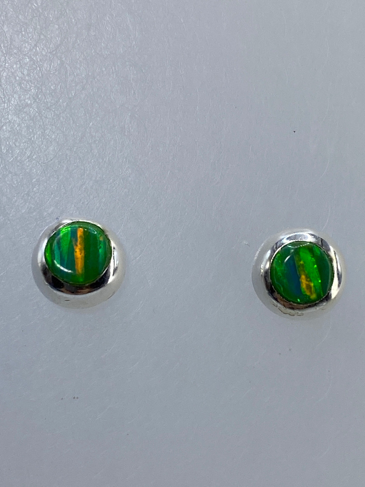 Par de aretes de plata 925 con ópalo de fuego multicolor engastado