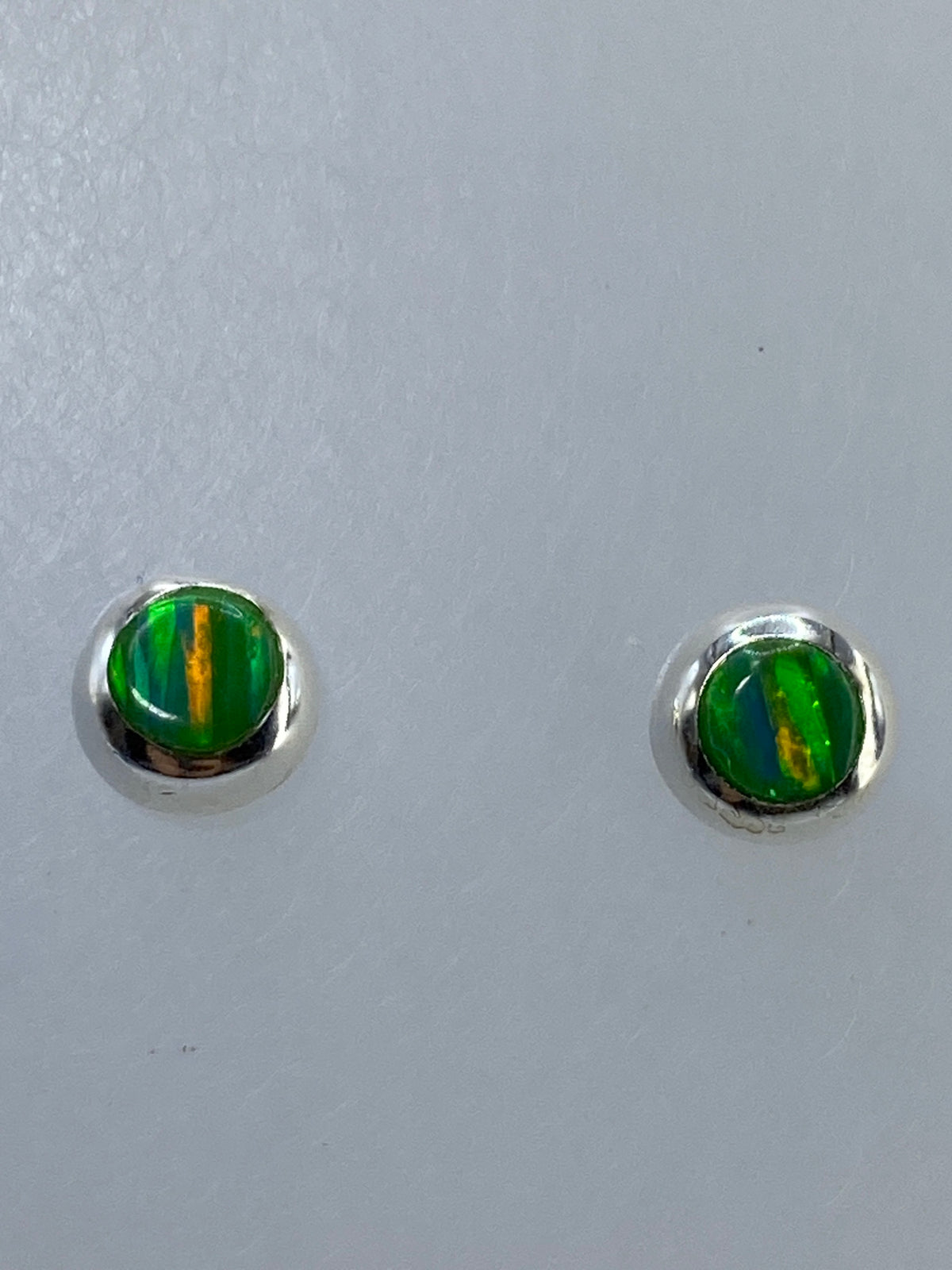 Aretes sobre escala de precisión pesando 0.91 g