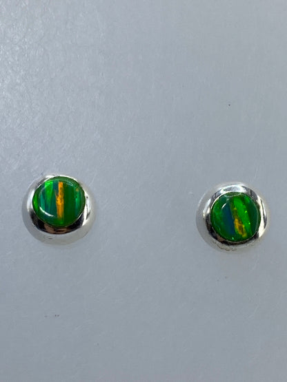 Aretes sobre escala de precisión pesando 0.91 g