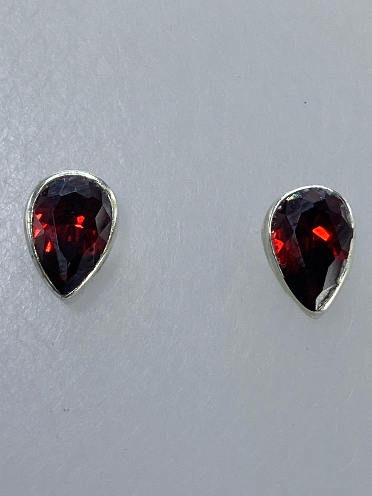Par de aretes de plata 950 con coral rojo engastado, vista frontal