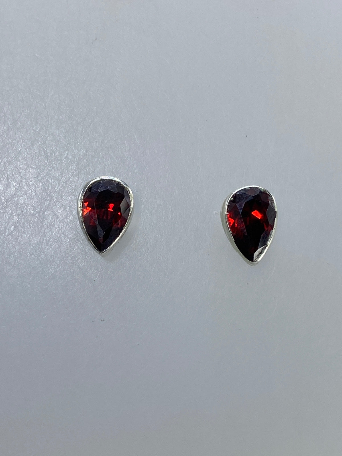 Detalle de engaste a mano del coral rojo en plata 950