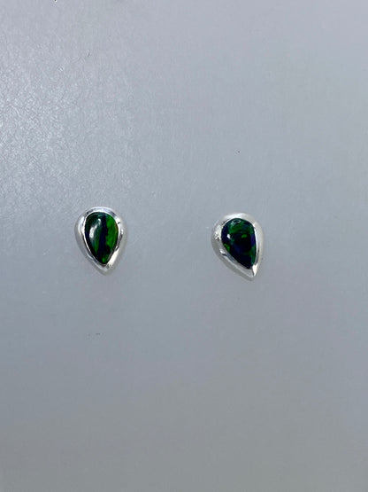 Detalle del engaste a mano de la piedra ópalo en plata de Taxco