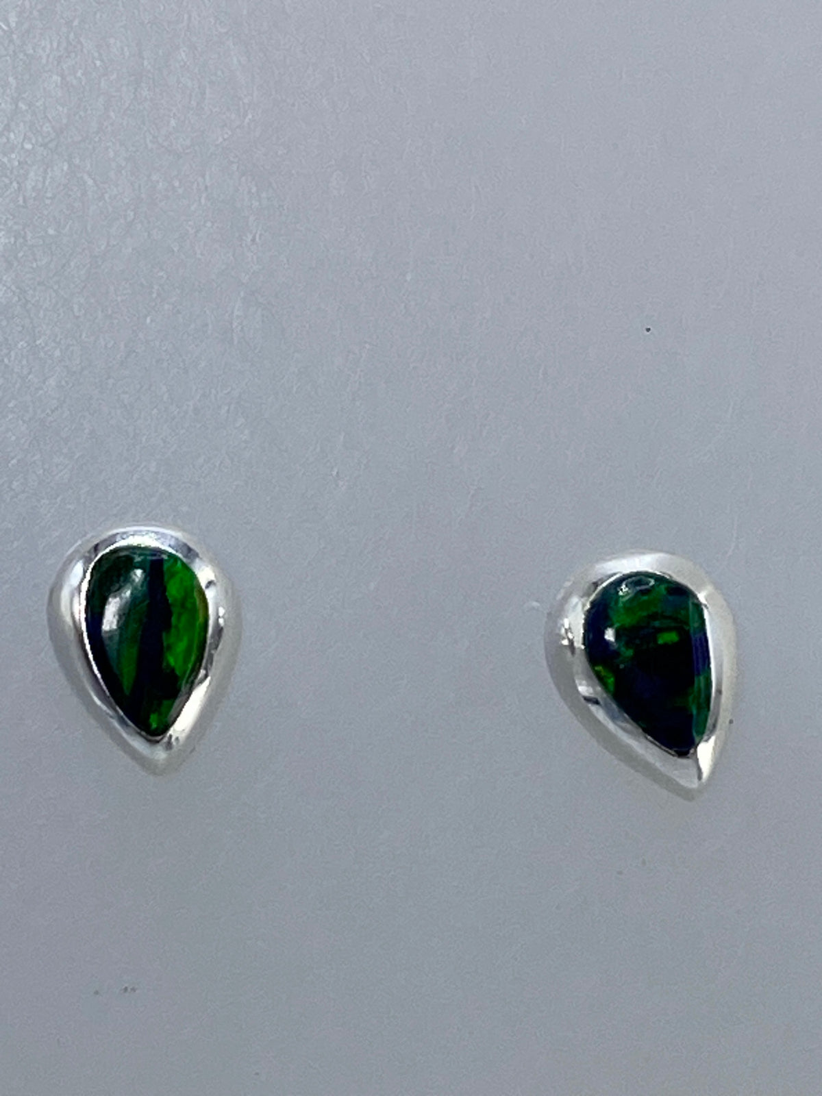 Par de aretes con tonos rojos, naranjas y amarillos del ópalo de fuego