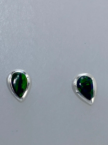 Par de aretes con tonos rojos, naranjas y amarillos del ópalo de fuego