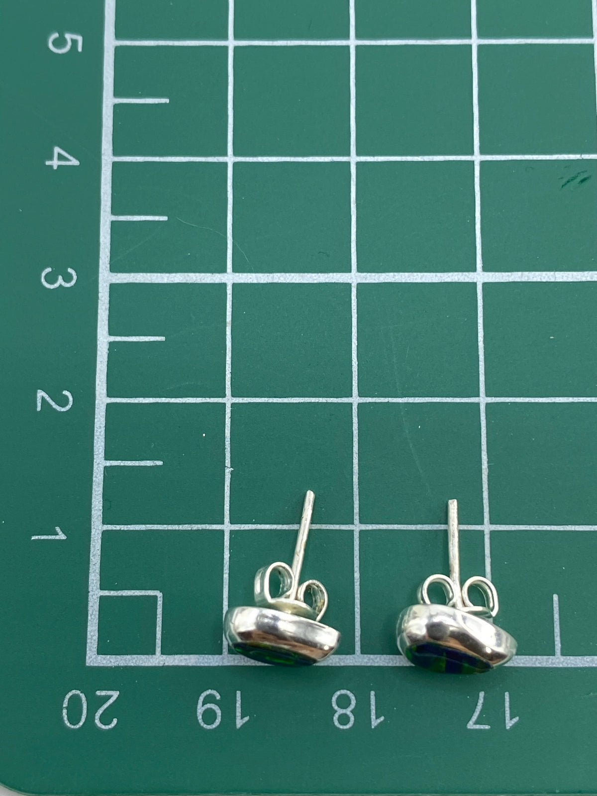 Aretes sobre escala de precisión mostrando peso mínimo y delicadeza