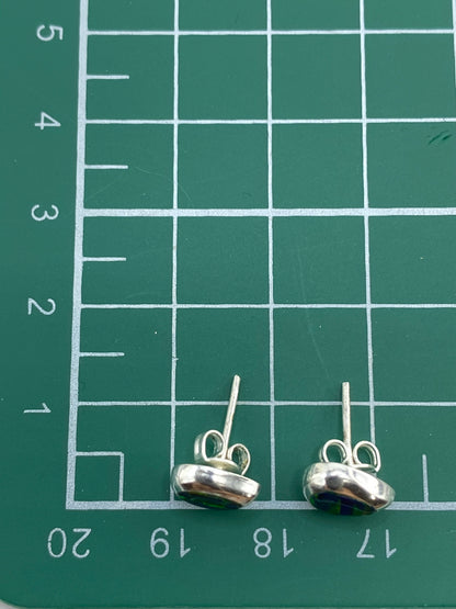 Aretes sobre escala de precisión mostrando peso mínimo y delicadeza