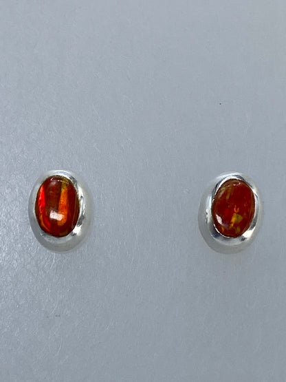 Par de aretes de plata con ópalo de fuego naranja en engaste redondo