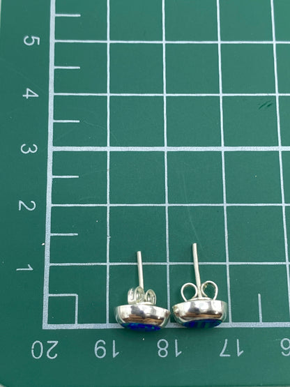 Los dos aretes sobre fondo blanco mostrando el Quinto 925
