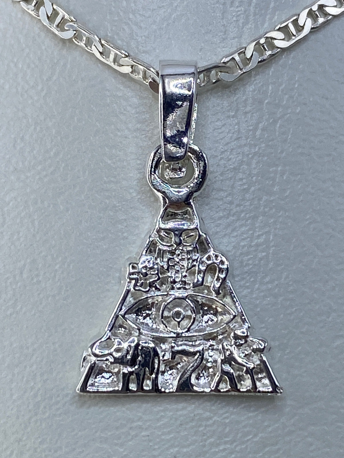 Dije de plata prehispánico con ojo divino repujado a mano en Taxco