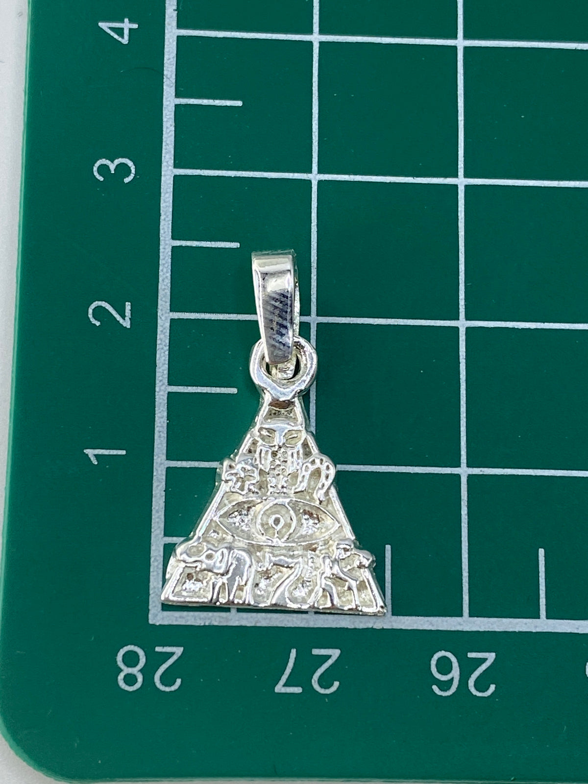 Dije sobre escala mostrando su tamaño compacto de 2.5 cm