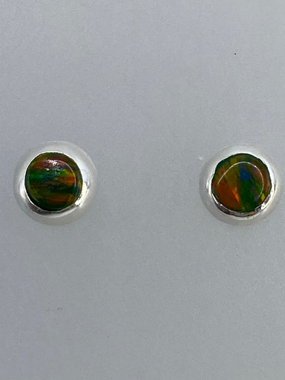 Par de aretes de plata 925 con ópalo de fuego multicolor, mostrando destellos verdes, naranjas y azules