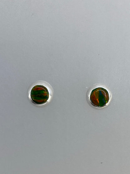 Detalle de cada arete de ópalo de fuego con engaste de plata a mano