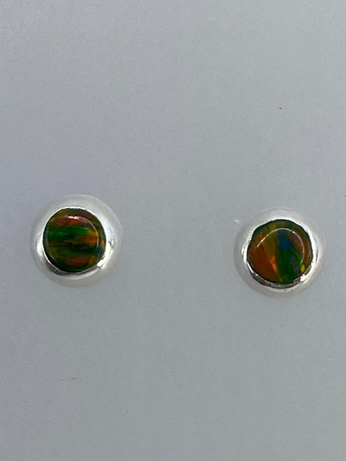Aretes sobre escala de precisión, pesando 0.82 gramos el par
