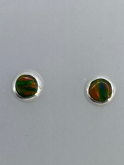 Aretes sobre escala de precisión, pesando 0.82 gramos el par