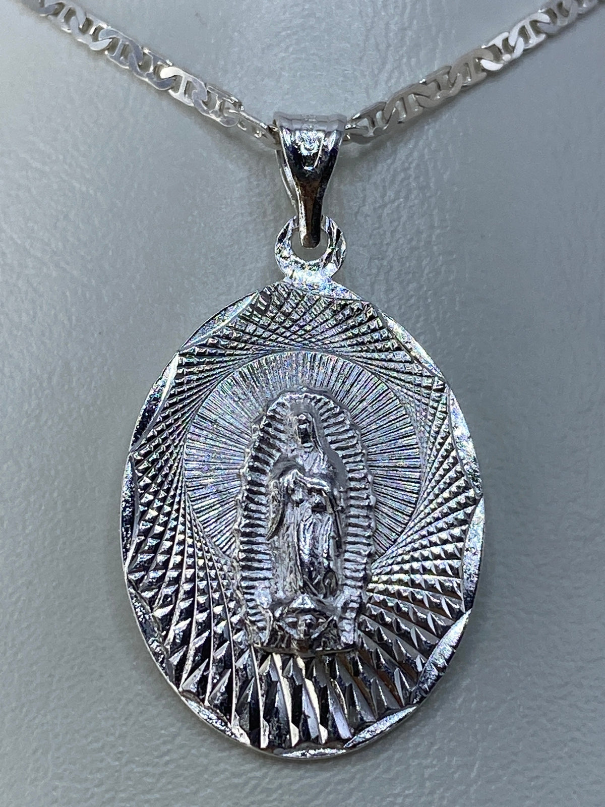 Detalle del relieve de la Guadalupana y los rayos en plata