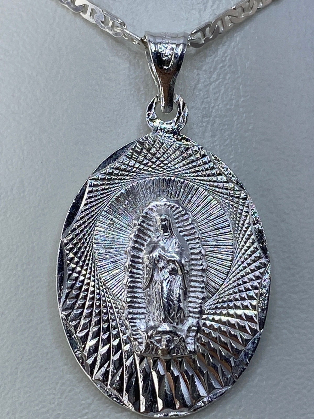 Dije Guadalupana de 3.7 cm sobre escala de medidas