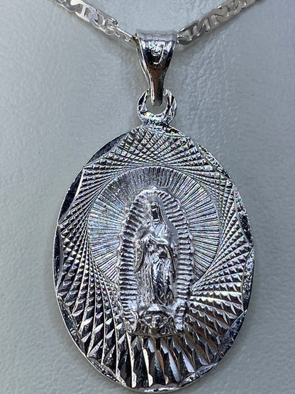 Dije Guadalupana de 3.7 cm sobre escala de medidas