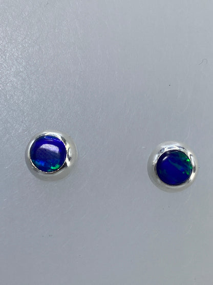 Aretes de plata con ópalo de fuego verde en tonos profundos, destellos azul verdoso
