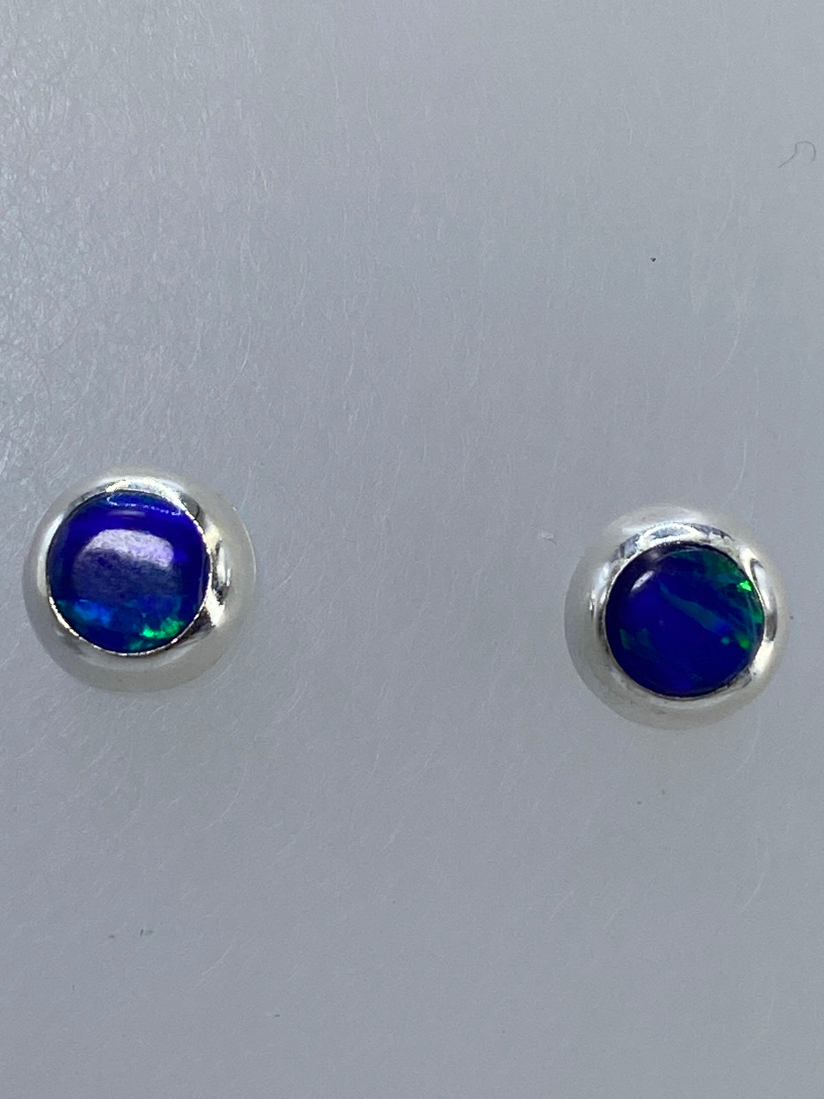 Par de aretes sobre fondo blanco con Quinto 925 visible