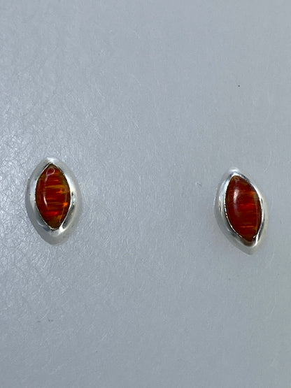 Par de aretes de plata con ópalo de fuego naranja brillante, engaste ovalado pulido