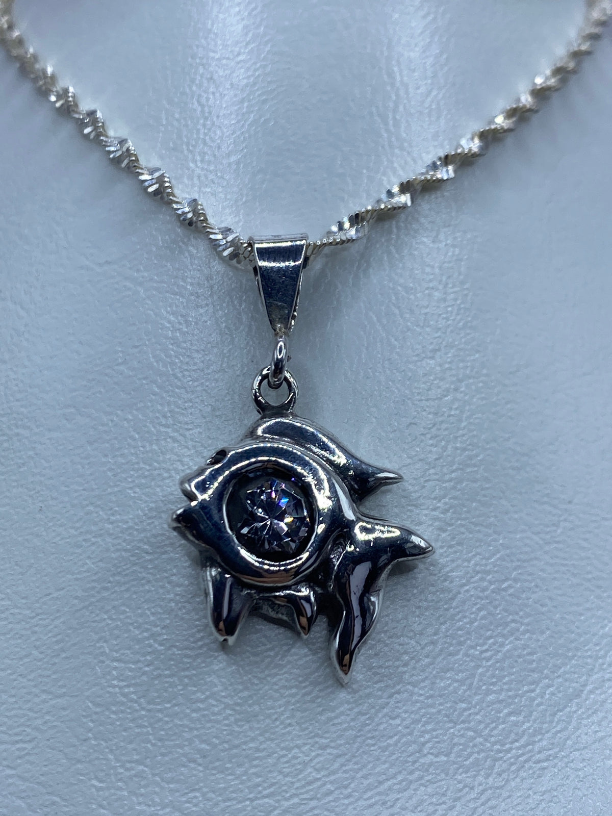 Dije de plata 925 con circonia blanca facetada, colgando de una cadena de plata