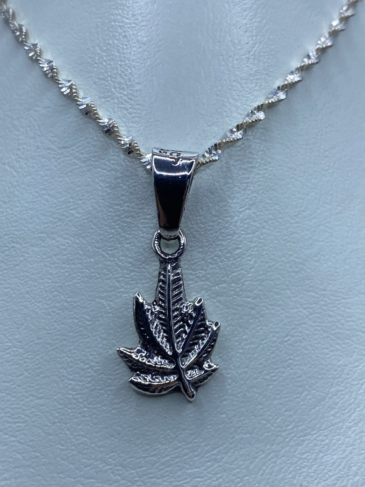 Dije de plata 925 con diseño de hoja de cannabis en relieve colgado de cadena