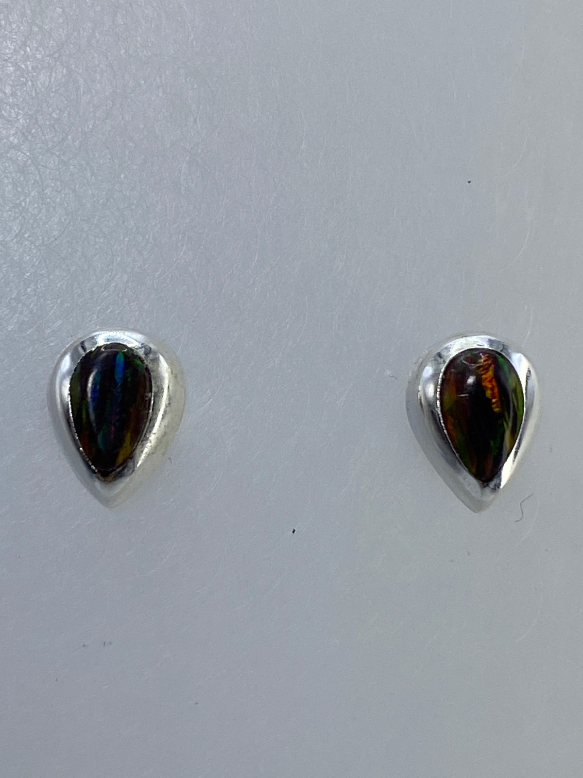 Aretes de plata 925 con ópalo de fuego multicolor, vista frontal de los dos pares