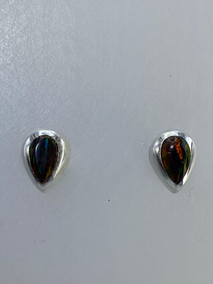 Aretes sobre regla de medición mostrando el tamaño compacto del par