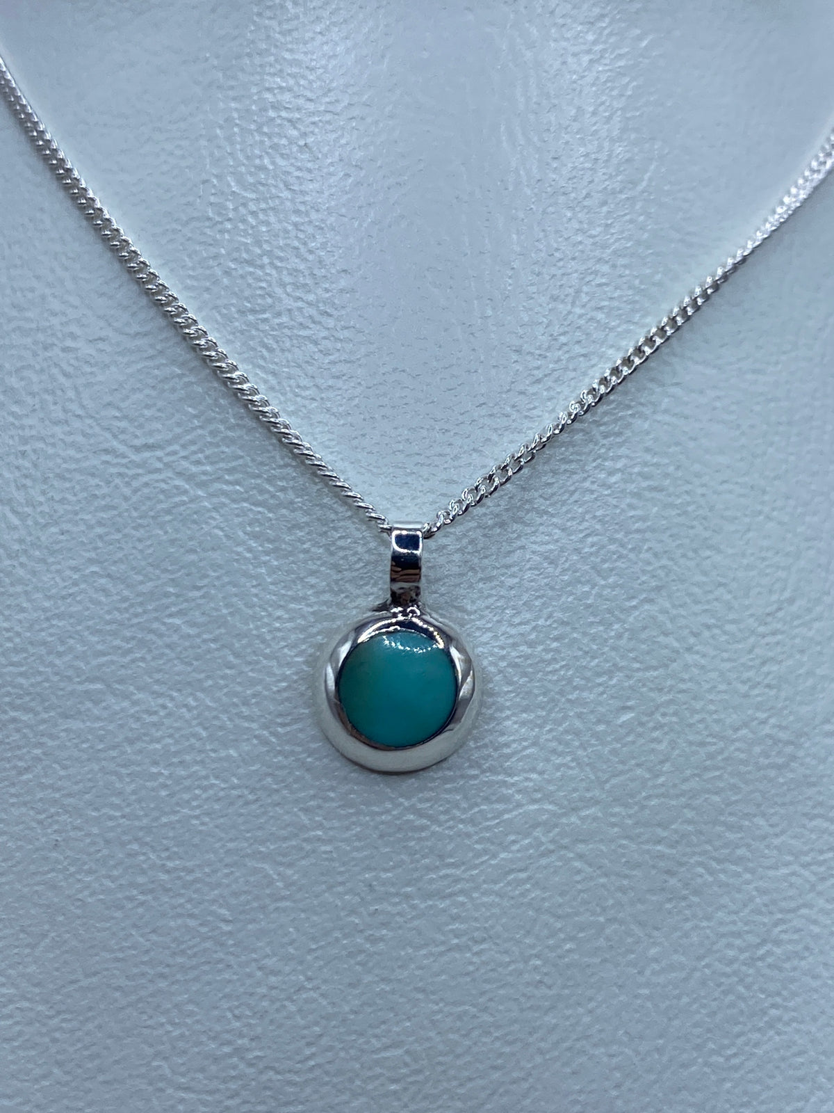 Dije de plata 925 con turquesa azul engastada, colgando de cadena