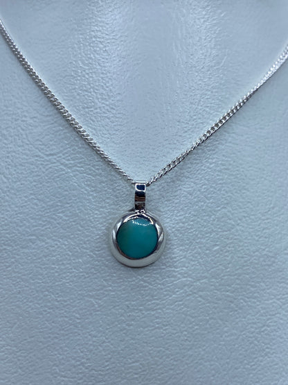 Dije de plata 925 con turquesa azul engastada, colgando de cadena