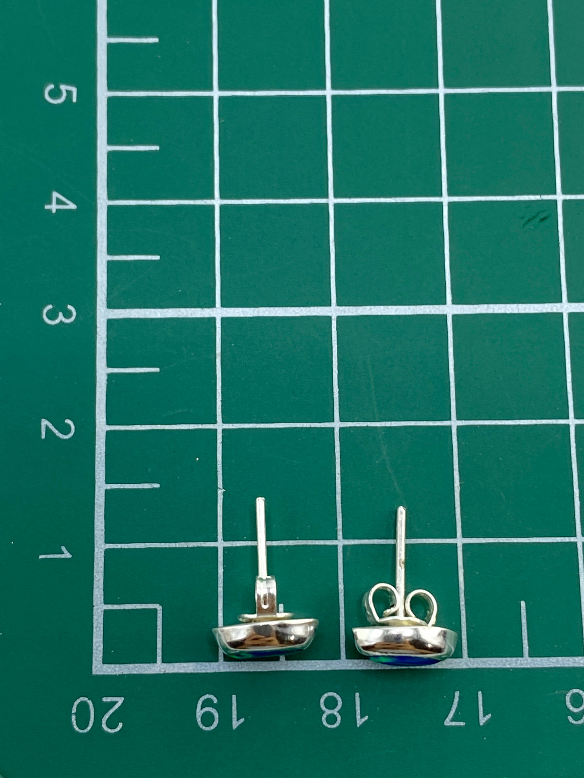 Aretes sobre fondo blanco mostrando el Quinto 925 en la base