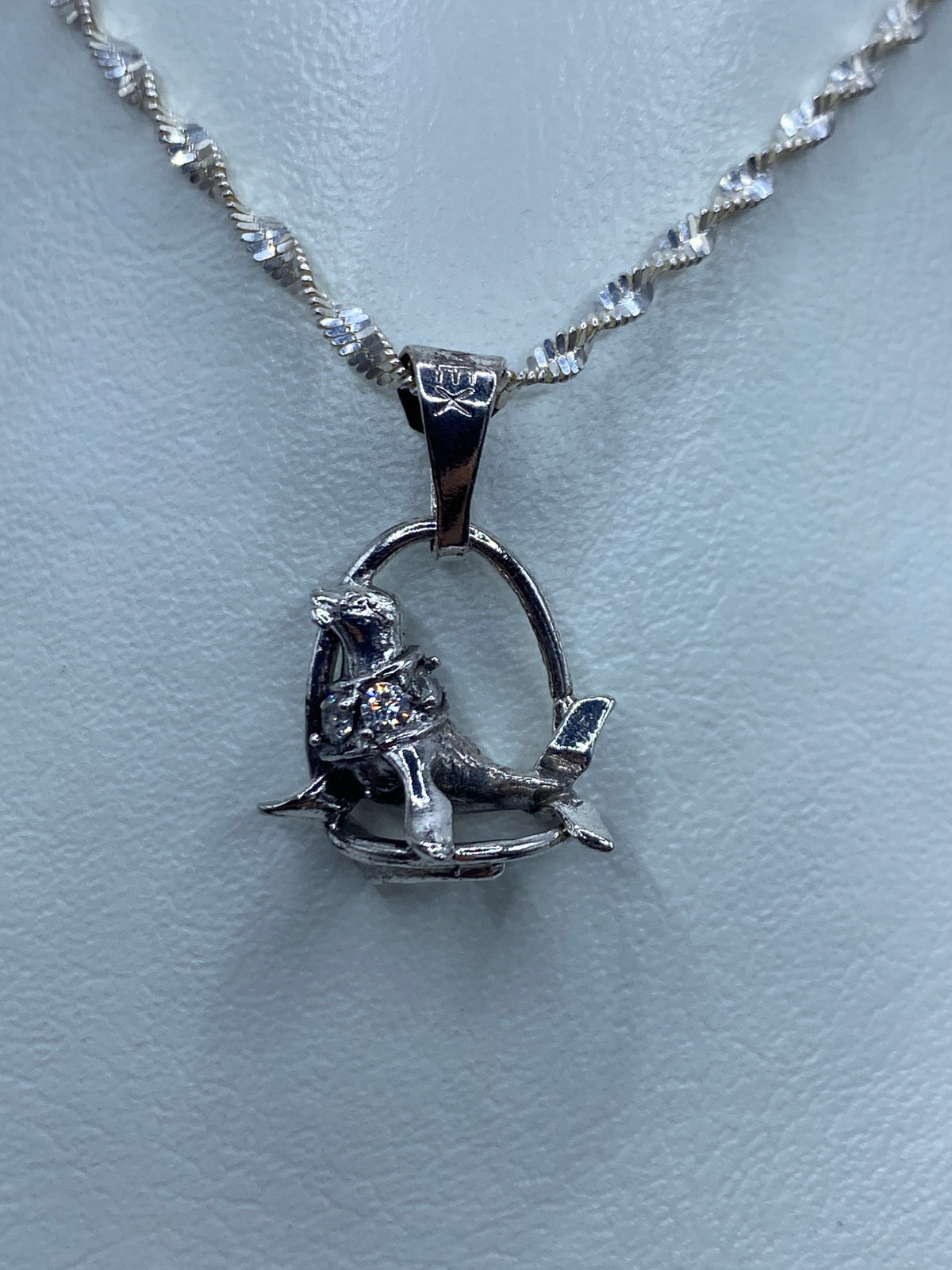 Dije de foca de plata 925 con circonia blanca colgando de cadena de plata